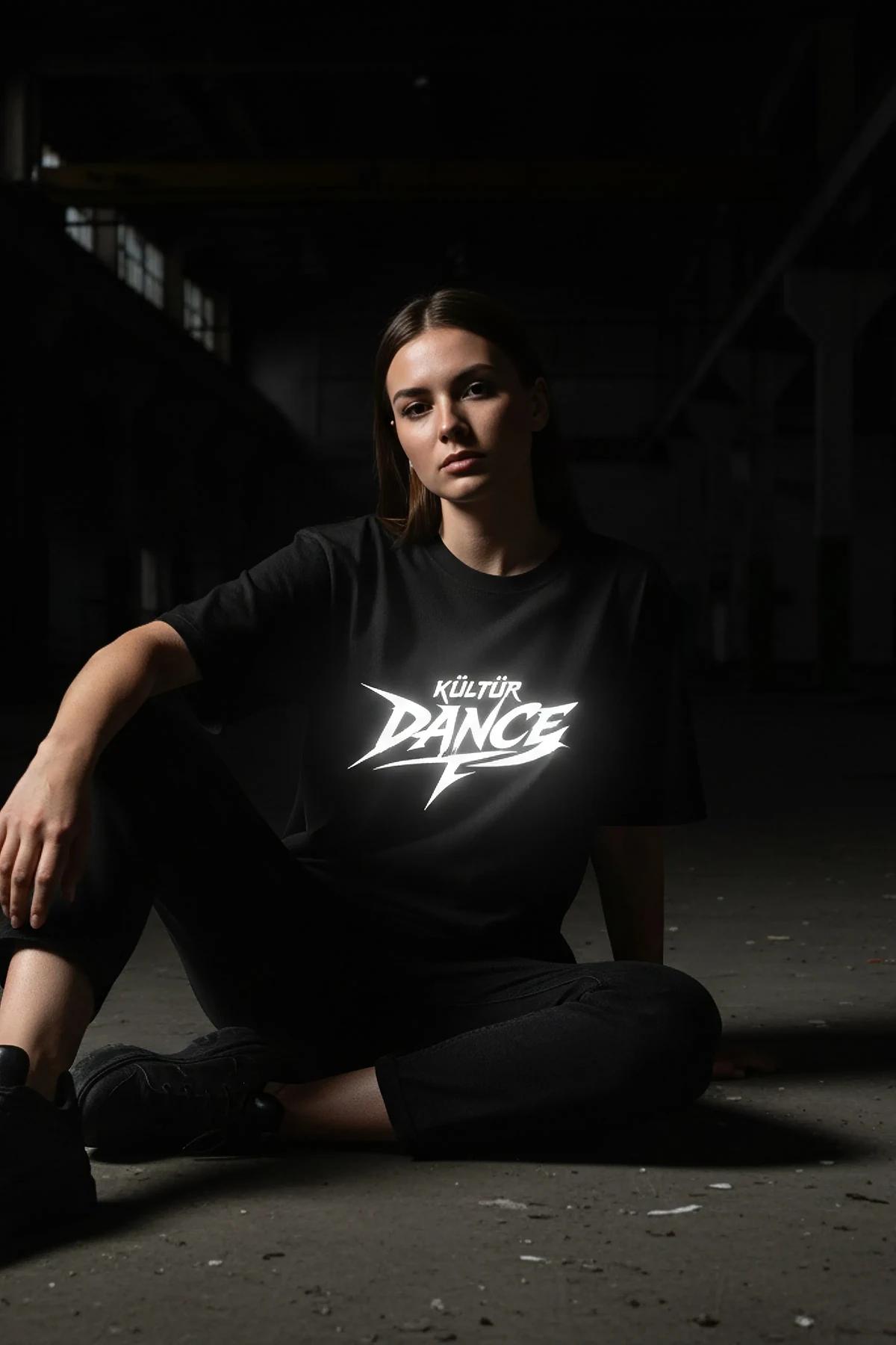 Reflective Graphic T-Shirt Black "Kültür Dance" Print