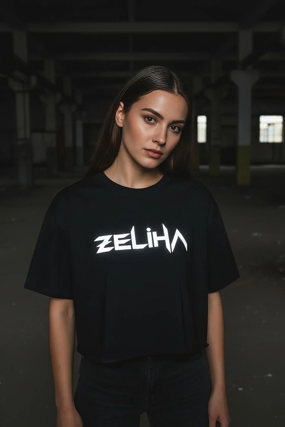 Casual black crop top with reflective logo