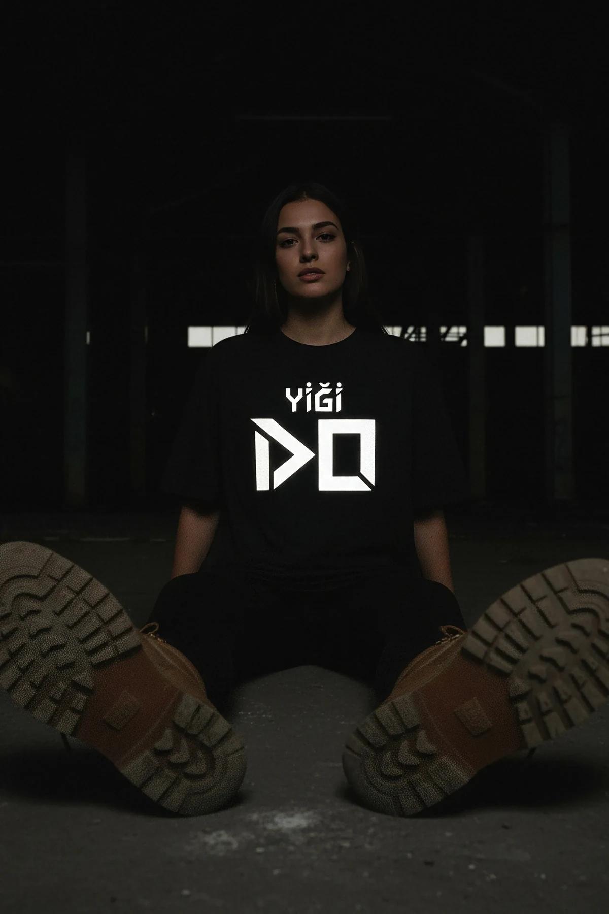 Black Cotton Reflective Graphic T-Shirt Women Bold YİĞİ DO Print