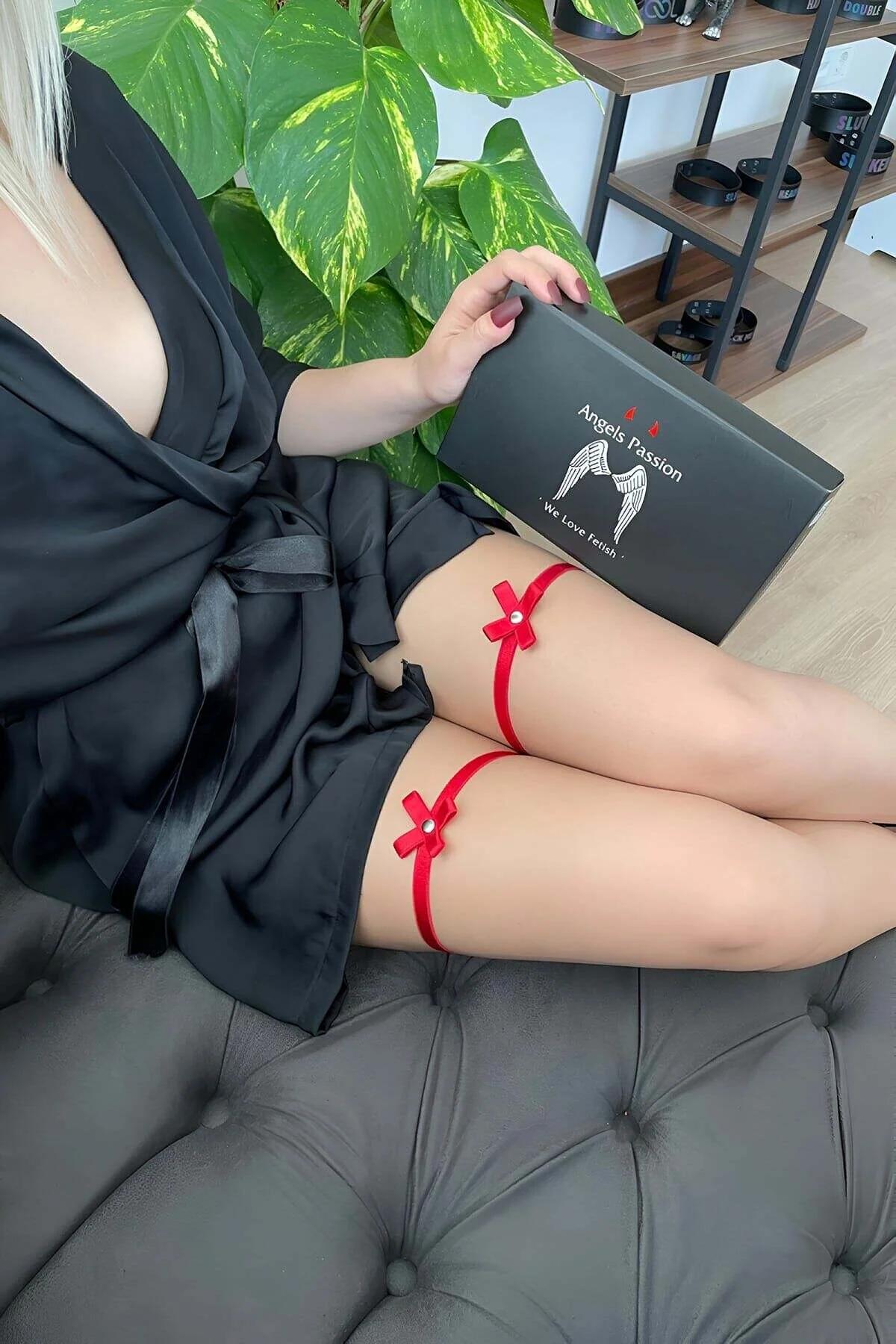 Red Garter Lingerie Thigh Band – Elegant Bow & Pearl Accents