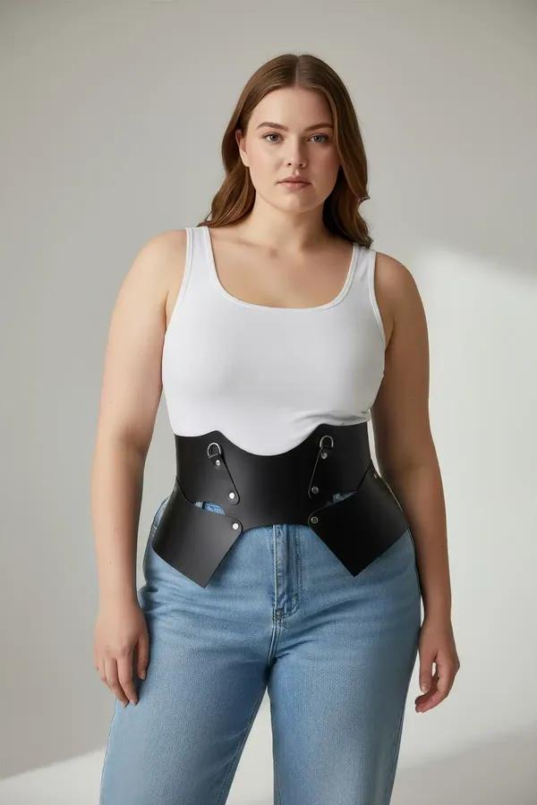 ខ្សែក្រវ៉ាត់ Corset ស្បែក ខ្មៅ ម៉ូដ កែប ជាមួយ កង D-ring និង កូន ដែក Rivets ពណ៌ ប្រាក់ លម្អ លើ រ៉ូប វែង ពណ៌ ក្រែម