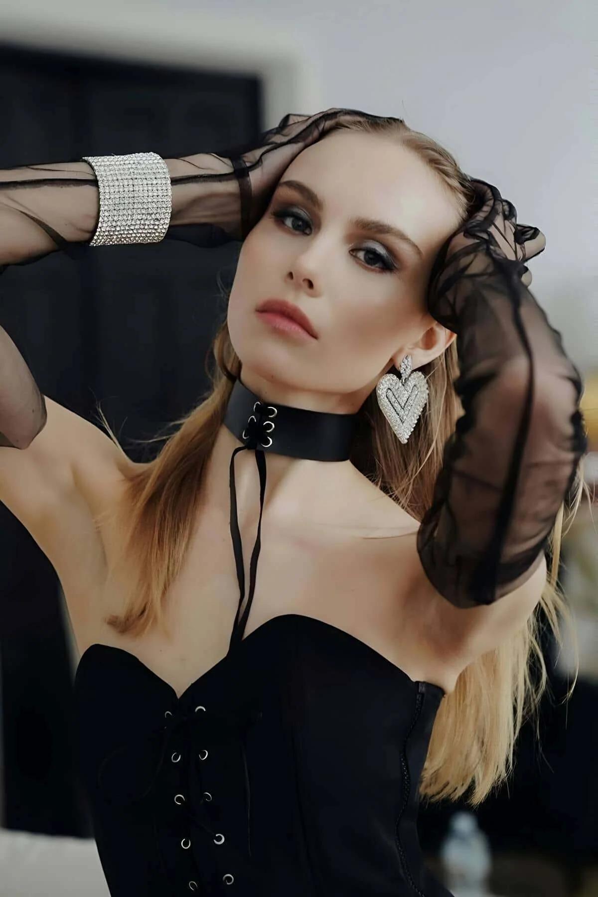 Adjustable Lace-Up Faux Leather Choker Collar for Women