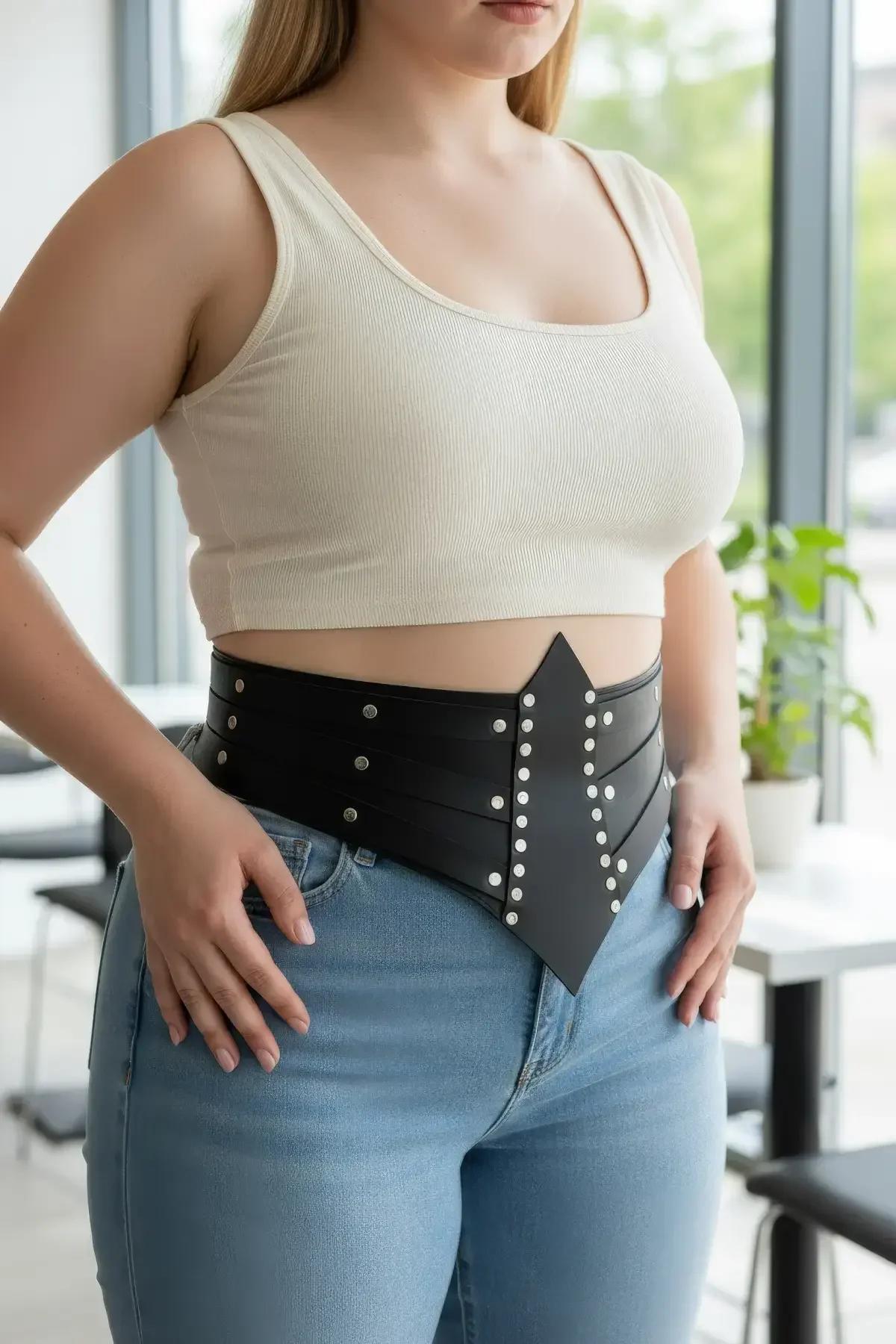 ខ្សែក្រវ៉ាត់ Corset ពណ៌ខ្មៅបង្ហាញពីគ្រាប់ដែកប្រាក់ដាំយ៉ាងស្អាតនៅលើសាច់ស្បែកសិប្បនិម្មិត