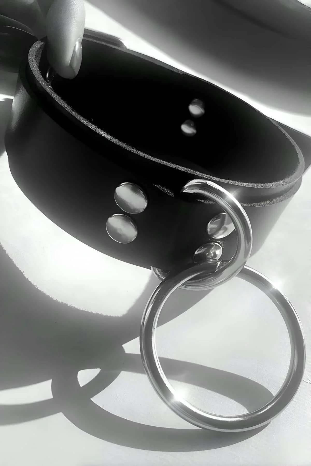Leather Choker with O-Ring Detail - Adjustable Fit & Comfort