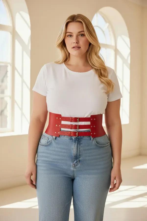 ខ្សែក្រវ៉ាត់ corset រឹត ចង្កេះ ស្បែក សិប្បនិម្មិត ពណ៌ ក្រហម ជាមួយ ក្បាល ខ្សែក្រវ៉ាត់ ដែក ពណ៌ ប្រាក់ បី ជួរ លម្អ លើ អាវយឺត ស