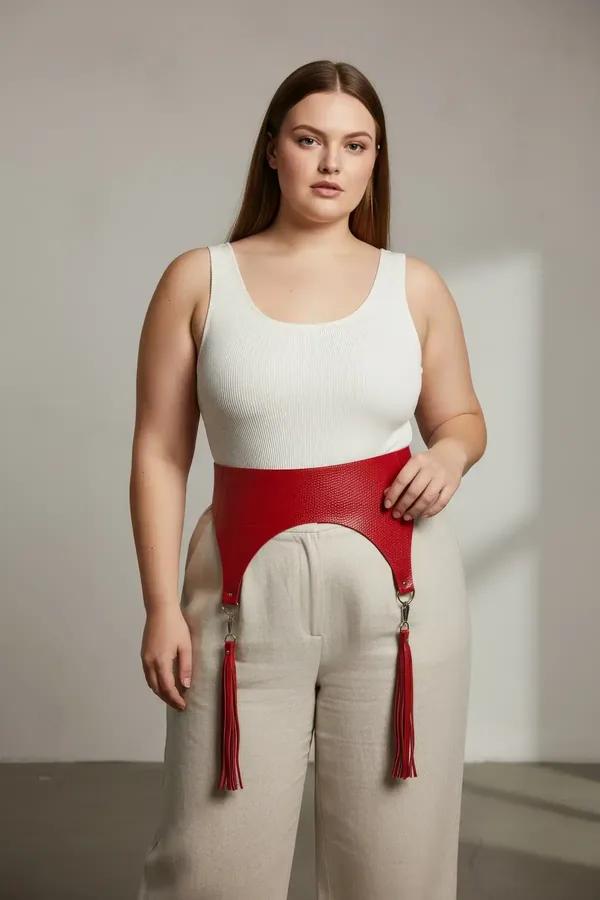 ខ្សែក្រវាត់រឹតចង្កេះ corset ពណ៌ក្រហមឆ្អៅ តុបតែងសរសៃបន្តោងស្បែកវែង ២០ សង់ទីម៉ែត្រសងខាង និងឡេវចុចដែកខាងក្រោយ