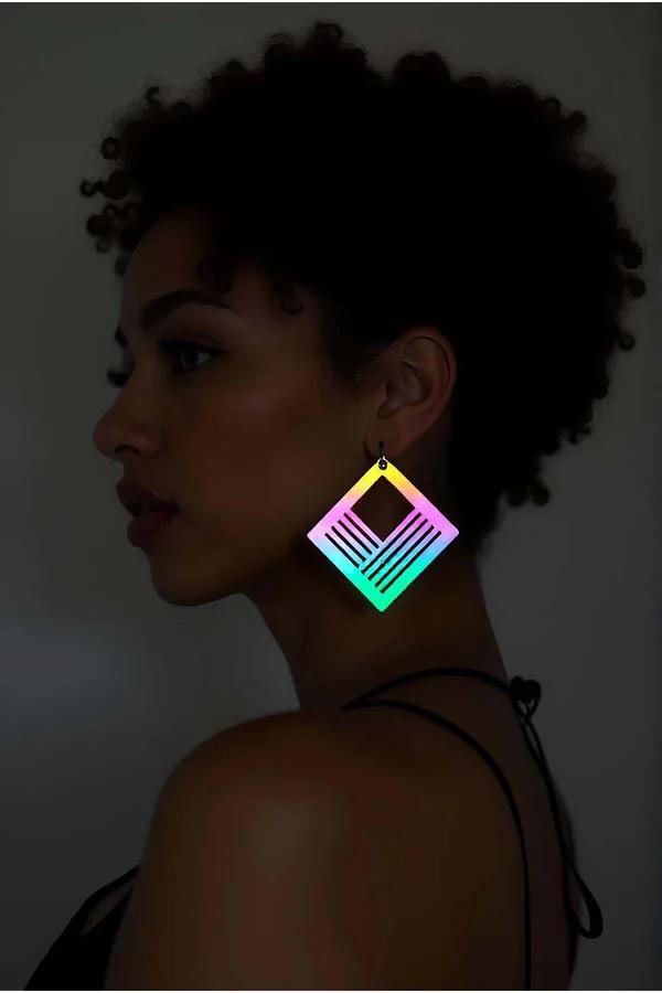 Rainbow reflektörlü geometrik kare küpe holografik lazer kesim paralel çizgi deseni karanlık ortamda gökkuşağı yansıması