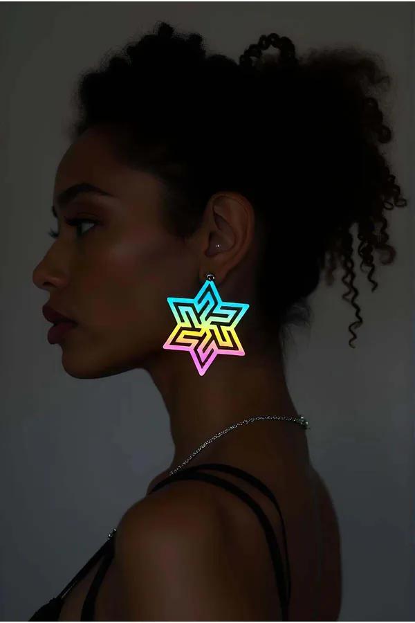 gökkuşağı renkli lazer kesim yıldız küpe cyan yeşil sarı pembe geometrik labirent desen reflektör
