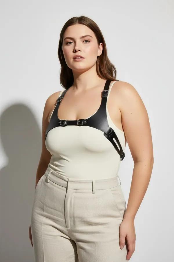büyük beden siyah vegan deri göğüs harness ayarlanabilir toka ile krem bodysuit üzerinde