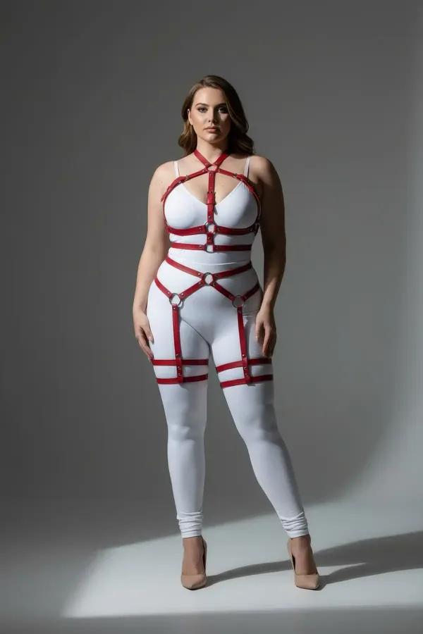 Büyük beden kırmızı vegan deri jartiyer harness, gümüş O-halkalar, tüm vücut saran bant tasarımı