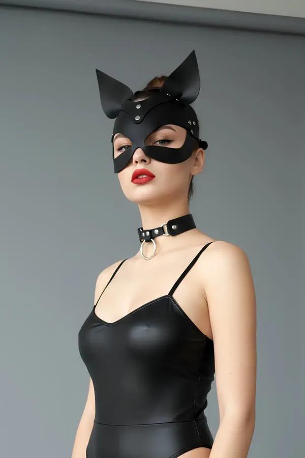 siyah suni deri kedi maskesi gümüş perçin detaylı yarım yüz tasarımı ve metal O-halkalı choker yaka seti