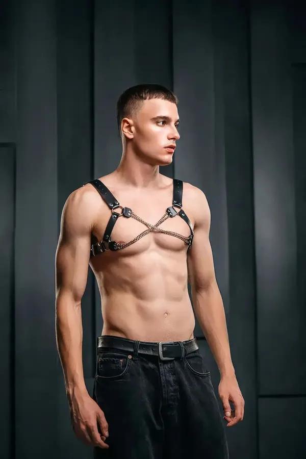 siyah vegan deri erkek göğüs harness altın X zincir çapraz O-ring bağlantılı