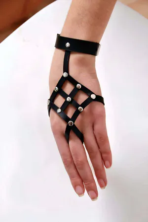 Sik Leather Hand Accessory - APFT1122